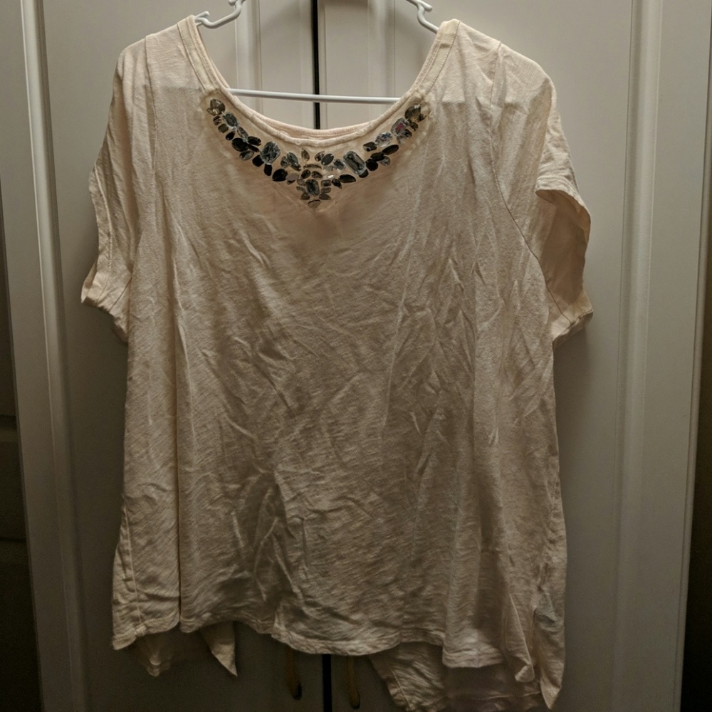 Jewel front handkerchief back short sleeve t-shirt